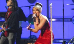 Miley Cyrus čelí obvineniam z plagiátorstva kvôli ‚Redlights‘, Amanda Lear ju nazýva ‚kopiarka‘