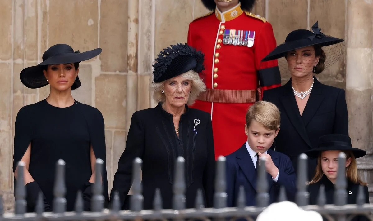 Nepríjemný moment Meghan Markle sa dotýka Kate Middleton na pohrebe kráľovnej Alžbety