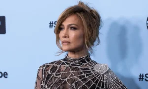 Mugshot Jennifer Lopez Lookalike zanecháva kritiky v šoku, pretože žena z Minnesoty zatknutá za krádež batérie má nápadnú podobnosť s hviezdou