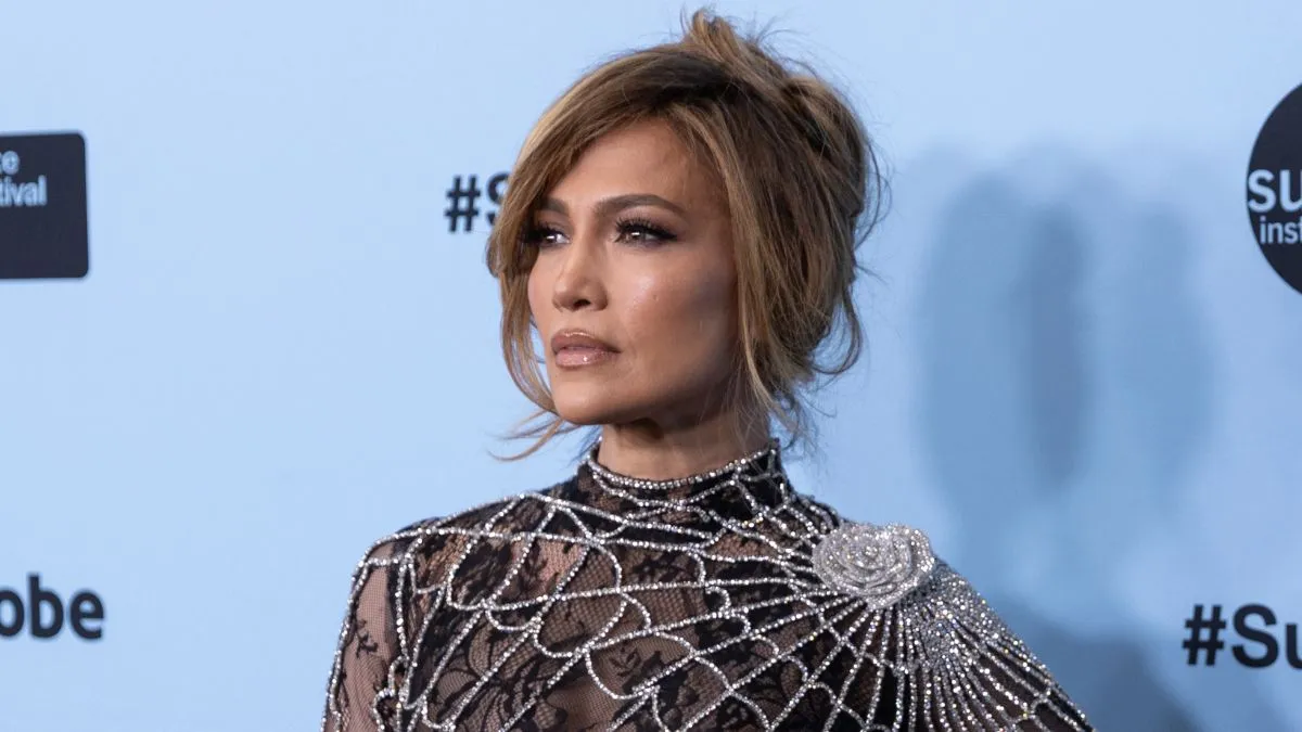 Mugshot Jennifer Lopez Lookalike zanecháva kritiky v šoku, pretože žena z Minnesoty zatknutá za krádež batérie má nápadnú podobnosť s hviezdou