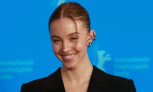 Nové odvážne promo Sydney Sweeneyho skrýva výstižné romantické kývnutie na Scooter Braun