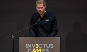 Princ Harry má na internete brutálne prijatie, pretože jeho obrázok „sťahováka davu“ zaznamenal veľký úspech
