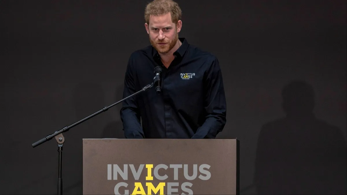 Princ Harry má na internete brutálne prijatie, pretože jeho obrázok „sťahováka davu“ zaznamenal veľký úspech
