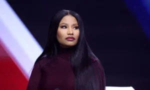 Rasy vzhľad Nicki Minaj vyvolal sviežu reakciu, keď fanúšikovia znovu navštívili jej odvážny módny moment