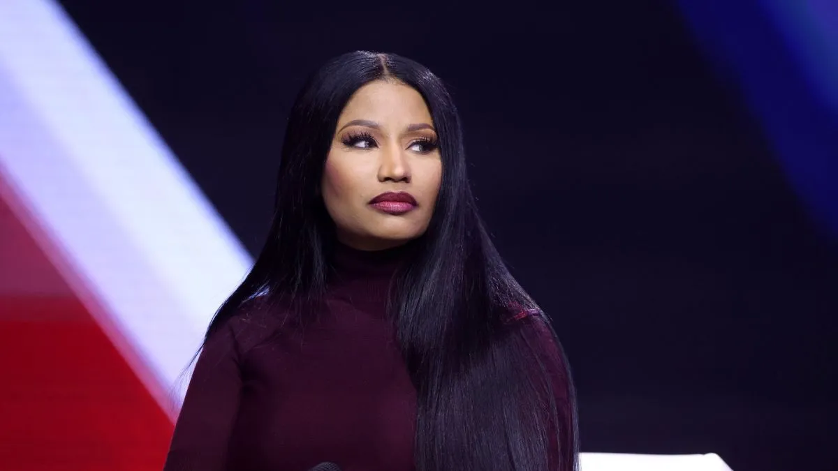 Rasy vzhľad Nicki Minaj vyvolal sviežu reakciu, keď fanúšikovia znovu navštívili jej odvážny módny moment