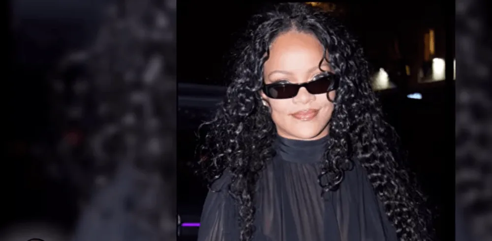 Rihanna vystupuje v jedinečných šatách, ktoré rozdeľujú fanúšikov a vyvolávajú teórie