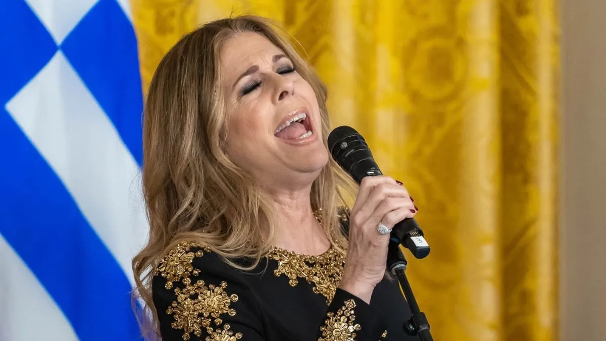 Rita Wilson šokuje fanúšikov tetovaním na chrbte, ktoré padá čeľusťami, ktoré zodpovedá atramentu syna Cheta Hanksa