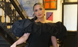Salma Hayek točí hlavy v priesvitných čiernych šatách, v ktorých padá čeľusť, dokazuje, že vek sa jej v 60-tke nevyrovná