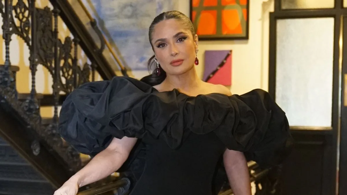 Salma Hayek točí hlavy v priesvitných čiernych šatách, v ktorých padá čeľusť, dokazuje, že vek sa jej v 60-tke nevyrovná