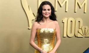 Selena Gomez sa leskne ako „zrkadlová guľa“ v zlatých šatách, z ktorých padajú čeľuste, na Emmy 2026 po tvrdeniach Ozempic