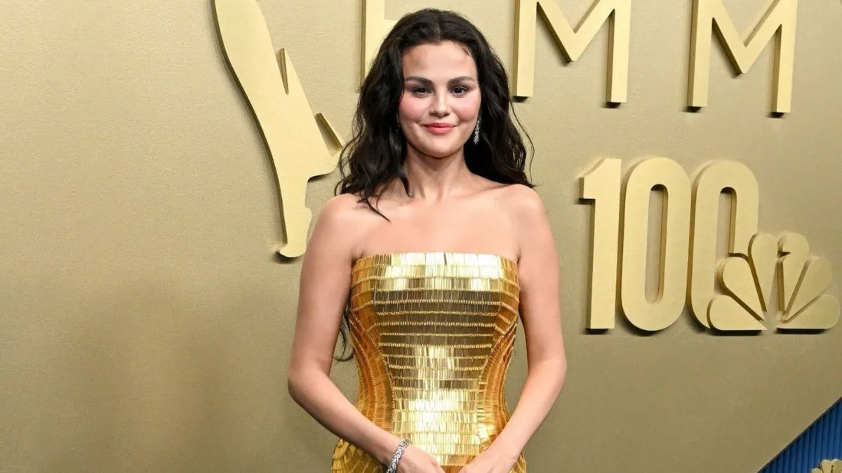Selena Gomez sa leskne ako „zrkadlová guľa“ v zlatých šatách, z ktorých padajú čeľuste, na Emmy 2026 po tvrdeniach Ozempic