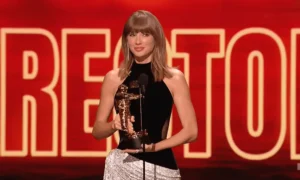 Taylor Swiftová získala ďalší veľmi drahý šperk na VMA so svojím zásnubným prsteňom