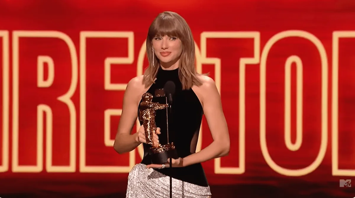 Taylor Swiftová získala ďalší veľmi drahý šperk na VMA so svojím zásnubným prsteňom