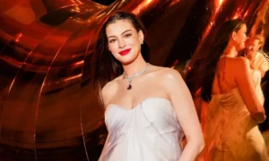 Tehotná Anne Hathaway v úžasných šatách bez ramienok krúti hlavou