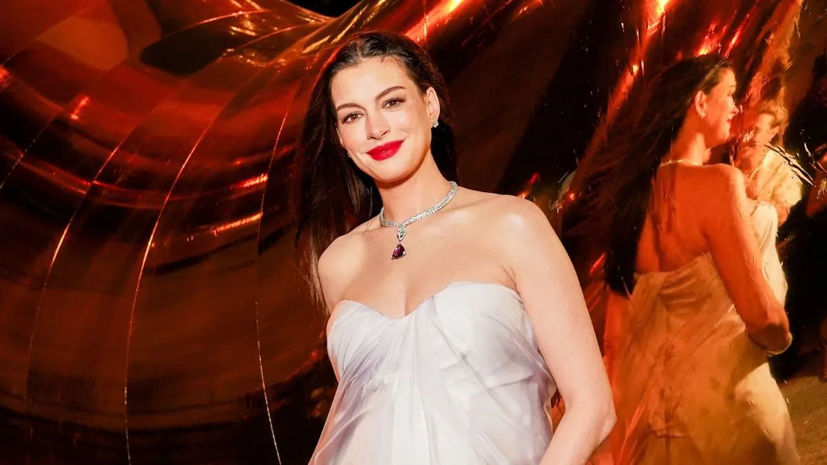Tehotná Anne Hathaway v úžasných šatách bez ramienok krúti hlavou