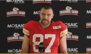 Travis Kelce má so svojimi snubnými prsteňmi „opak“ toho, čo väčšina mužov chce, povedal odborník na šperky