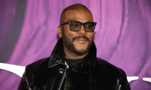 Tyler Perry vypisuje šek na 18 000 dolárov, aby pomohol 81-ročnej žene s domom poškodeným povodňami po tom, čo poisťovňa odmietla zaplatiť