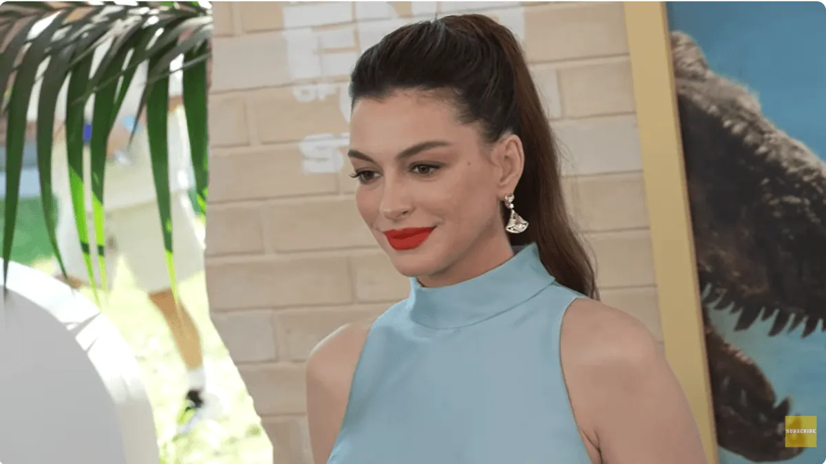 Vlasy z 80. rokov Anne Hathaway vedú internetové šialenstvo