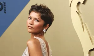 Zendaya nahrádza trend „sklenenej pokožky“ za vzhľad „saténovej pokožky“.