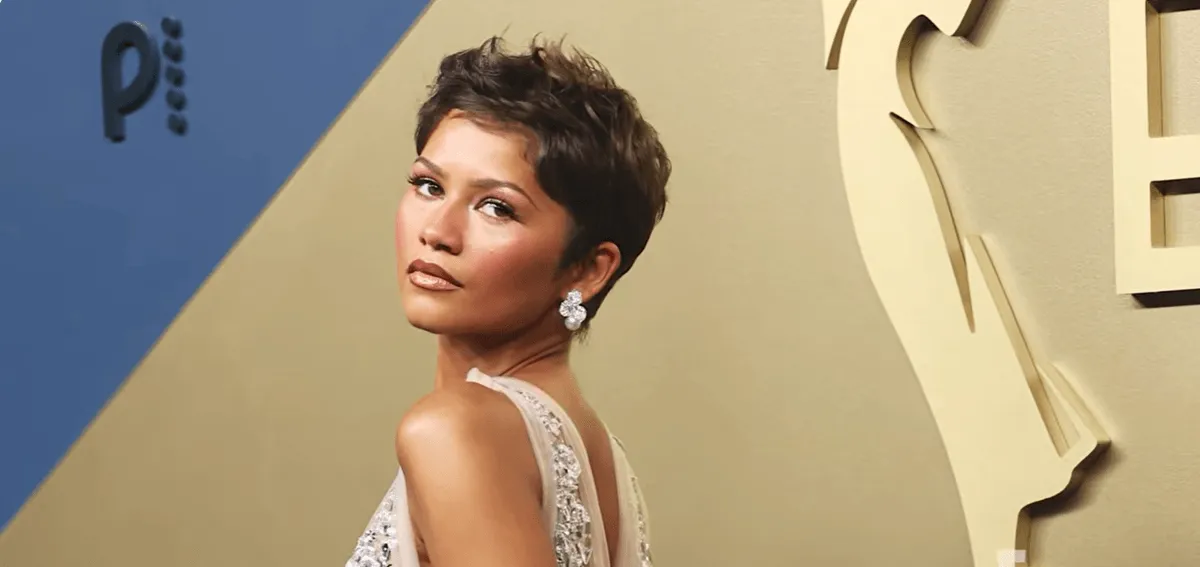 Zendaya nahrádza trend „sklenenej pokožky“ za vzhľad „saténovej pokožky“.