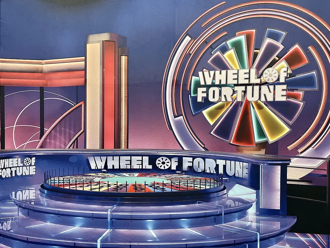 „Wheel of Fortune“ upravuje epizódy, aby odstránil pozastaveného hlásateľa Jima Thorntona