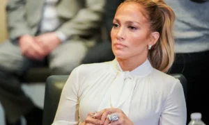 Jennifer Lopez vyrazila na nákupy v čipkovaných šatách a babských topánkach po tom, čo vo svojom živote plakala nad „strašidelným časom“