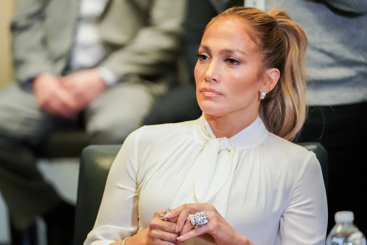 Jennifer Lopez vyrazila na nákupy v čipkovaných šatách a babských topánkach po tom, čo vo svojom živote plakala nad „strašidelným časom“