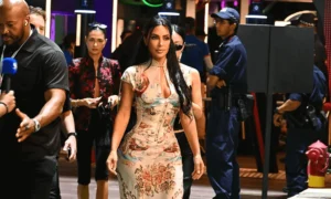 Vlasy Kim Kardashian smerujú do vyhľadávaní Google v štýle starého desaťročia