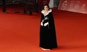 Kim Kardashian nie je jediným členom rodiny, ktorý rád nosí oblečenie mŕtvych celebrít