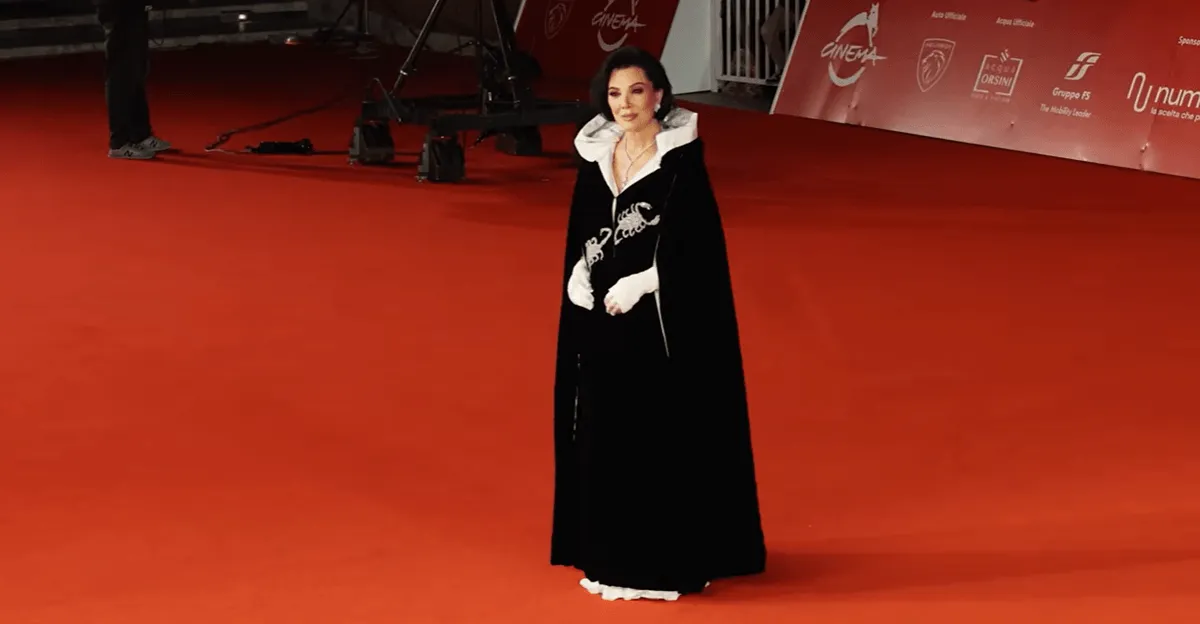 Kim Kardashian nie je jediným členom rodiny, ktorý rád nosí oblečenie mŕtvych celebrít