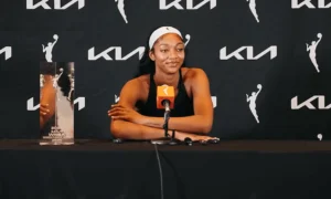 Angel Reese prská ​​v šatách, ktoré sa rozopínajú a odhaľujú vysoký rozparok v tuneli WNBA