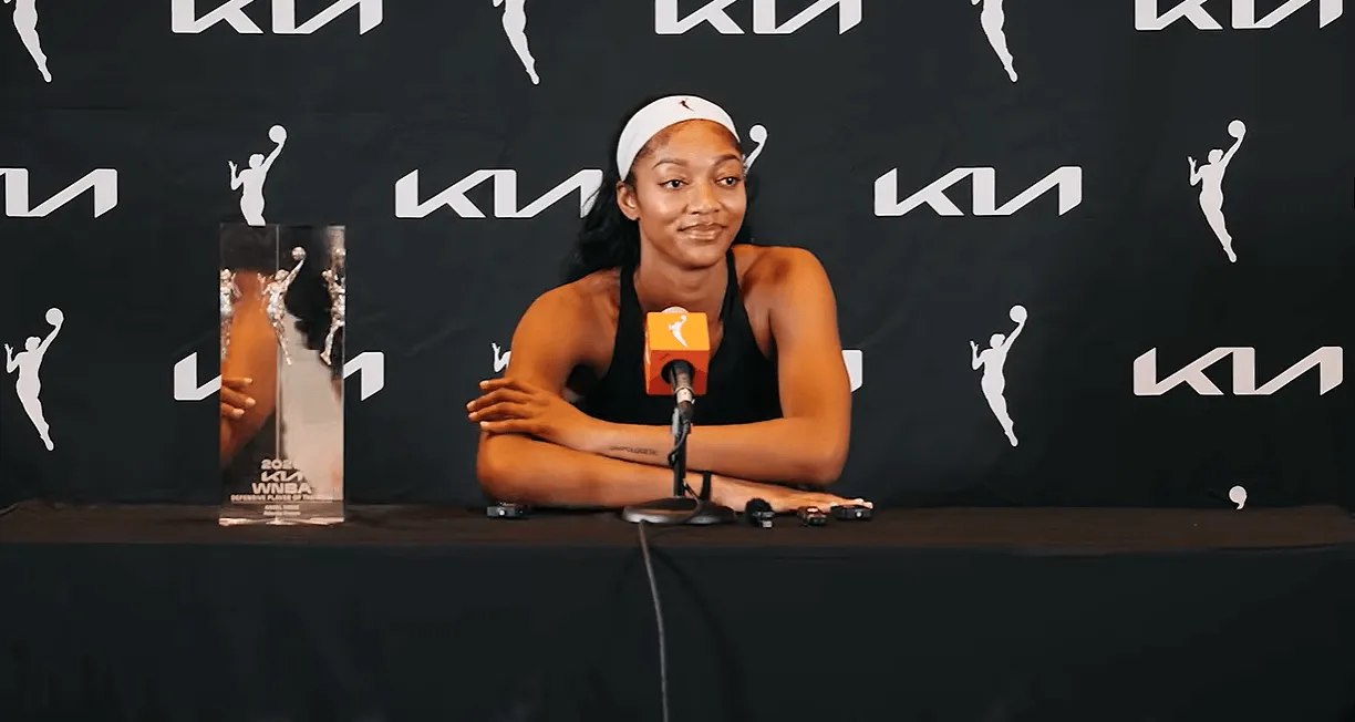 Angel Reese prská ​​v šatách, ktoré sa rozopínajú a odhaľujú vysoký rozparok v tuneli WNBA