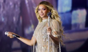 Beyoncé Rocks Ohromujúci Sage Green Outfit, ako ju videli tancovať v Las Vegas