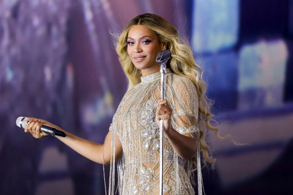 Beyoncé Rocks Ohromujúci Sage Green Outfit, ako ju videli tancovať v Las Vegas