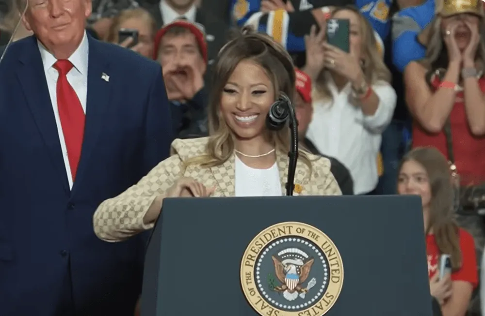 Donald Trump si nebol istý, ako by jeho priaznivci reagovali na Nicki Minaj, ktorá sa k nemu pripojila na mítingu