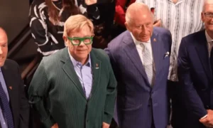 Je tím Eltona Johna King Charles Switch tichá správa pre tím Harryho a Meghan?