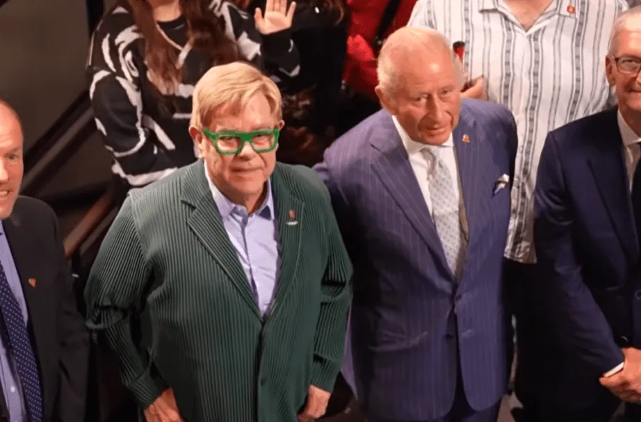 Je tím Eltona Johna King Charles Switch tichá správa pre tím Harryho a Meghan?