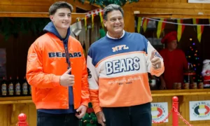 Každý jeden hráč Chicago Bears a legenda, ktorá prišla v Hallmarkovom novom vianočnom filme „Holiday Touchdown: A Bears Love Story“