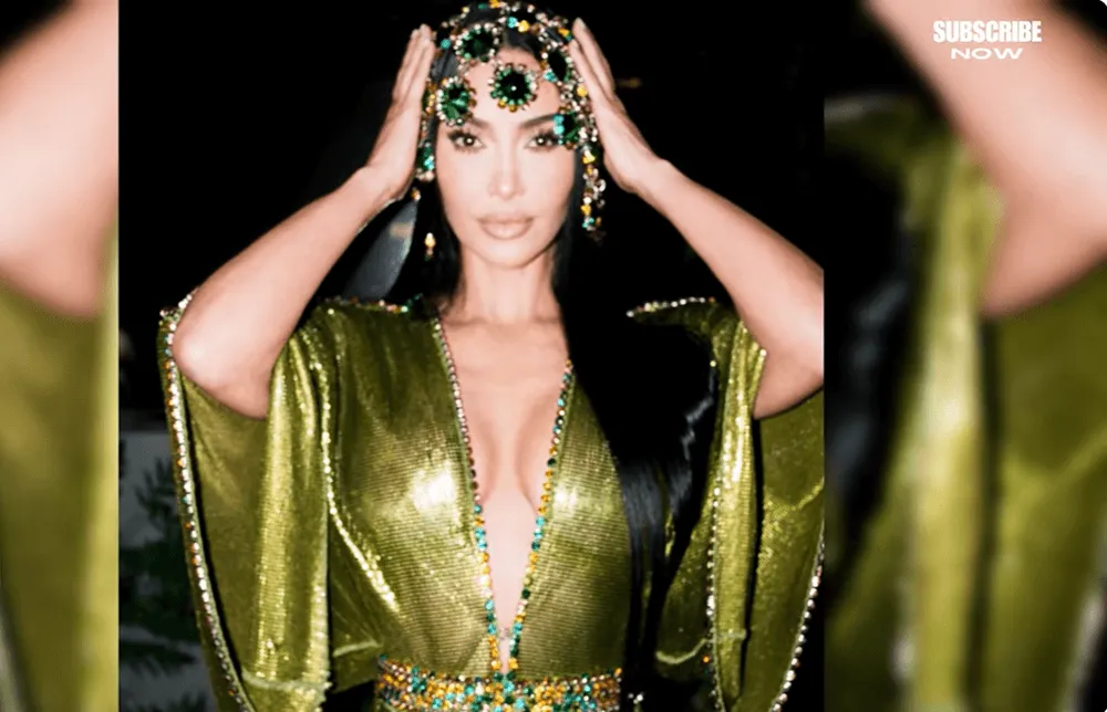 Kim Kardashian si vyžaduje pozornosť s obrovskými diamantmi mŕtvej celebrity okolo krku