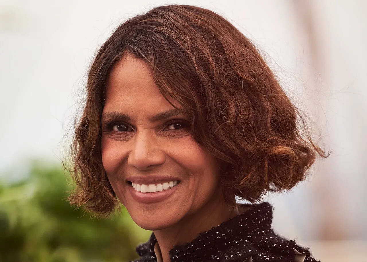 Komplexná časová os veľmi dramatického romantického života Halle Berry