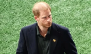 Kráľovská nočná mora princa Harryho sa prehlbuje, keď dav odhaľuje problém, ktorý nemôže viniť v tlači