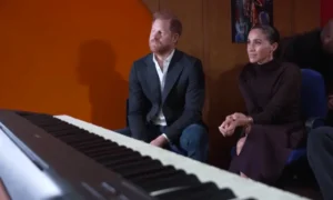 Meghan Markle kritizoval bývalý zamestnanec princa Harryho za to, že nenosila zásnubný prsteň v Nottinghame