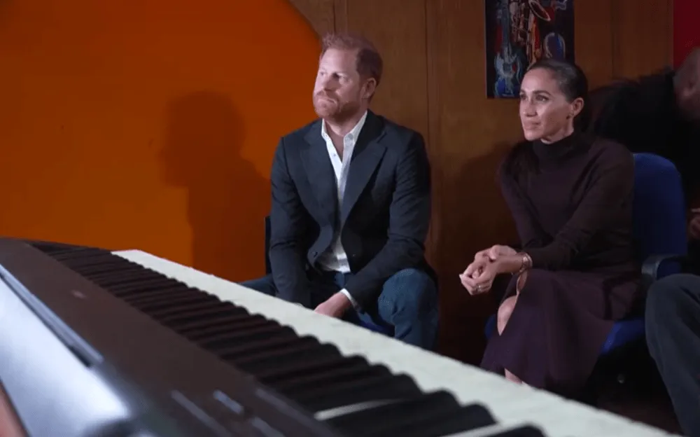 Meghan Markle kritizoval bývalý zamestnanec princa Harryho za to, že nenosila zásnubný prsteň v Nottinghame