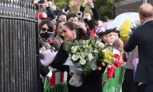 Meghan Markle skopírovala princeznú Kate, keď bola v kontakte s davom počas prvého zasnúbenia späť vo Veľkej Británii