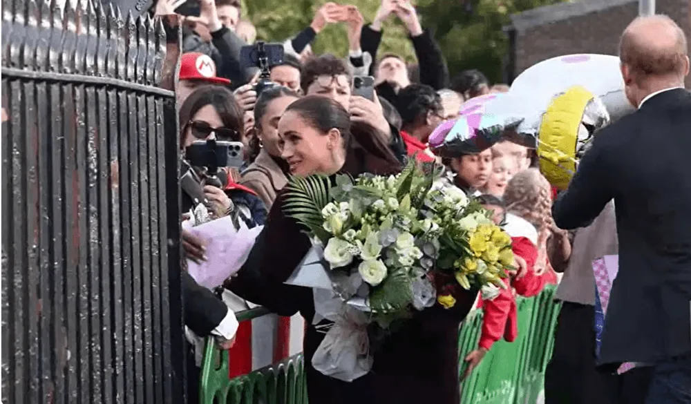 Meghan Markle skopírovala princeznú Kate, keď bola v kontakte s davom počas prvého zasnúbenia späť vo Veľkej Británii