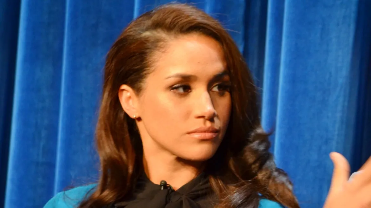 Meghan Markle zaútočila brutálnou skladbou „She Does Nothing“ v úlohe SNL Mocks Royal Family Reunion