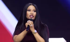 Nicki Minaj čelí novému právnemu tlaku, pretože bývalý asistent požaduje texty v súdnom spore o incidente v roku 2024