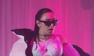 Odvážny vzhľad VMA od Charli XCX sa po jednom skĺznutí šatníka nečakane otočil