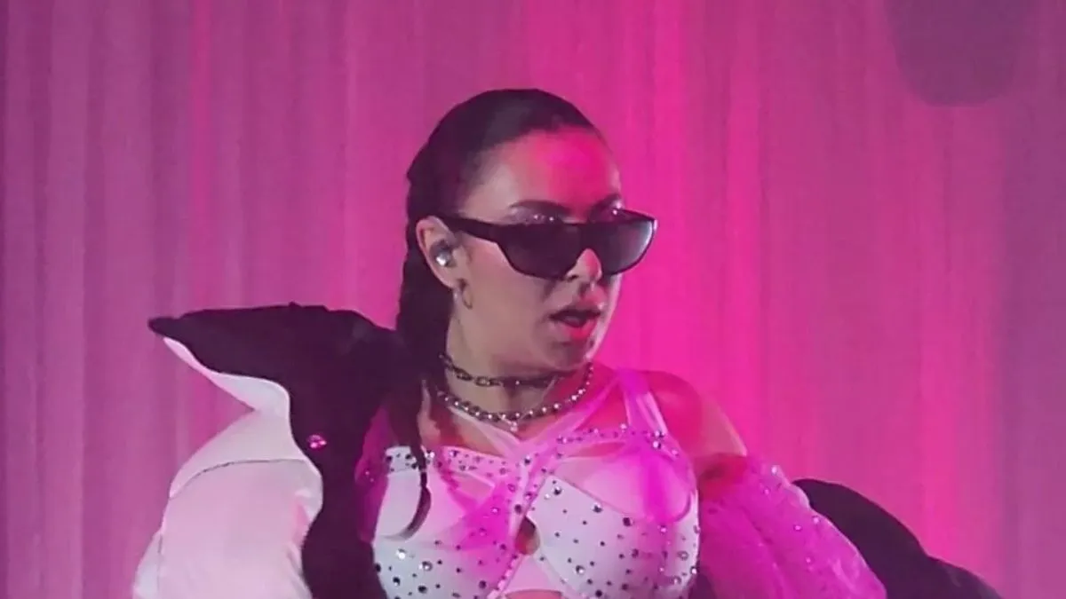 Odvážny vzhľad VMA od Charli XCX sa po jednom skĺznutí šatníka nečakane otočil