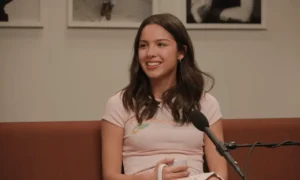 Olivia Rodrigo kritizuje „skutočne invazívne“ zoznamovacie špekulácie po románe Juliana Croonenbergha